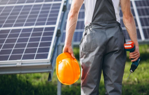 Il team di Sharin'Energy intento nell'installazione di un impianto fotovoltaico