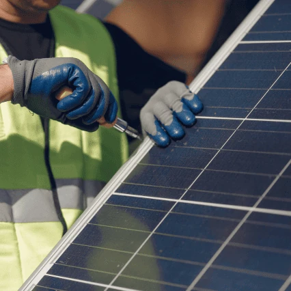 Un operaio specializzato installa un panello fotovoltaico