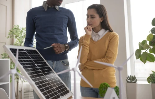 il team di Sharin'Energy intento nella vendita di un kit fotovoltaici