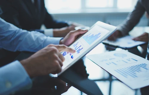 Il team di Sharin'Energy intento in una consulenza personalizzata